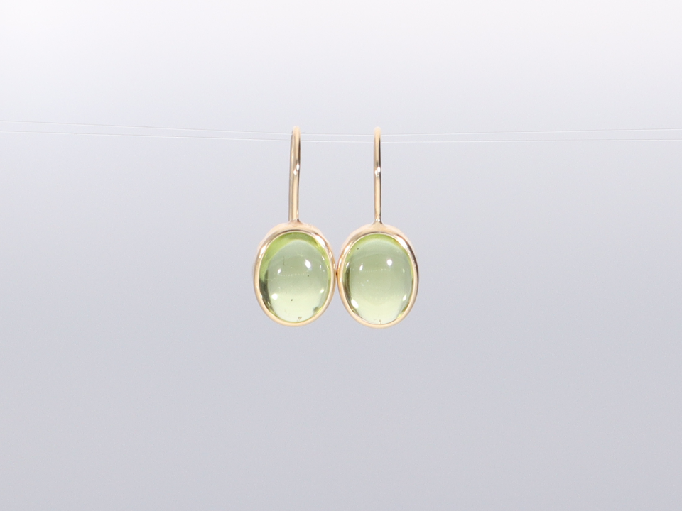 K18 ペリドット オーバルカボションピアス